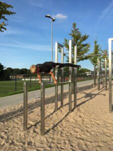 man-plankt-op-rvs-toestel