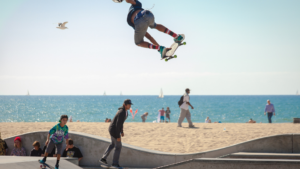 Skateboarder in de lucht
