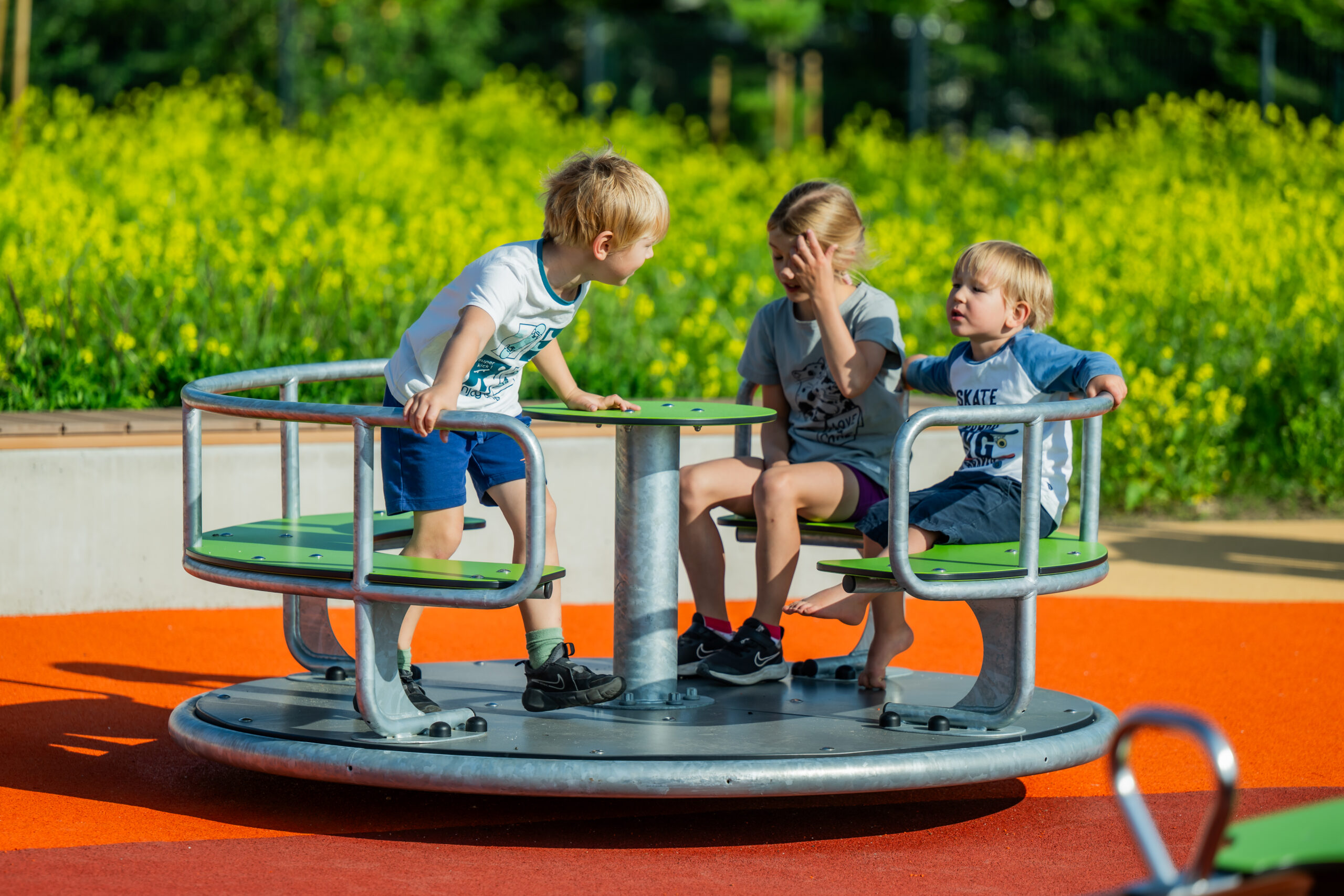 Spelende kinderen speeltoestel Tino IJslander